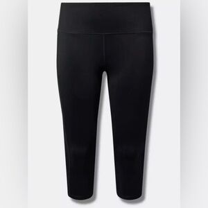 NWT Torrid Active 4-Way Stretch Cropped Leggings in Black Size 2 2X